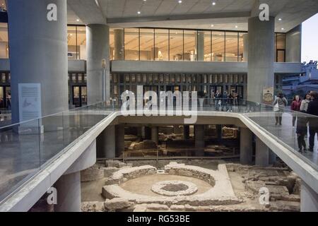 Une vue générale du musée de l'Acropole patio de l'extérieur de la nuit à Athènes. Banque D'Images