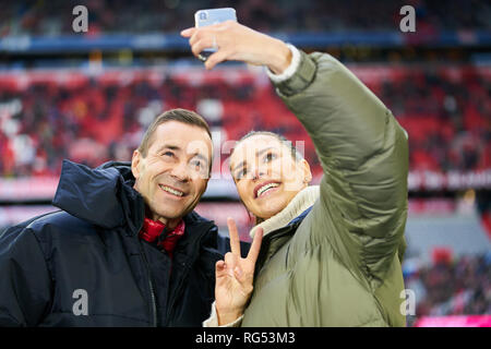 Kai PFLAUME, présentatrice TV avec Esther Sedlaczek, Sky sports Selfies présentateur FC BAYERN MUNICH - VFB STUTTGART 4-1 - DFL RÈGLEMENT INTERDIT TOUTE UTILISATION DES PHOTOGRAPHIES comme des séquences d'images et/ou quasi-vidéo - 1.ligue de soccer allemand , Munich, le 27 janvier, 2019 Banque D'Images