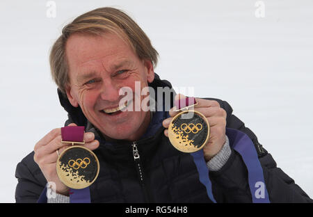 24 janvier 2019, l'Allemagne (allemand), Schliersee : l'ancien coureur de ski de Markus Wasmeier montre sa ferme musée à Schliersee, Haute-Bavière, les deux médailles d'or qu'il a gagné au Jeux Olympiques d'hiver de 1994 à Lillehammer (Norvège) en Super G et en slalom géant. Photo : Stephan Jansen/dpa Banque D'Images