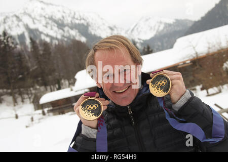 24 janvier 2019, la Bavière, Schliersee : l'ancien coureur de ski de Markus Wasmeier montre sa ferme musée à Schliersee, Haute-Bavière, les deux médailles d'or qu'il a gagné au Jeux Olympiques d'hiver de 1994 à Lillehammer (Norvège) en Super G et en slalom géant. Photo : Stephan Jansen/dpa Banque D'Images