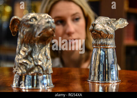 London,UK. 28 janvier 2019. L'étrier d'argent £ 1 500 tasses estimer - 2 000, une partie de l'assemblée annuelle de la bibliothèque de gentleman Vente Bonhams à Montpelier Street, Knightsbridge qui aura lieu le 30 janvier 2019. Credit : Claire Doherty/Alamy Live News Banque D'Images