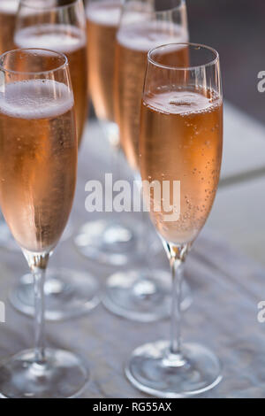 Plusieurs verres de champagne rose glacée en plein air Banque D'Images