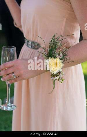 Bracelet floral sur la main d'une femme Banque D'Images