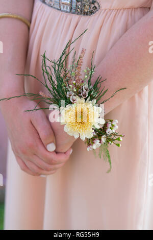 Bracelet floral sur la main d'une femme Banque D'Images