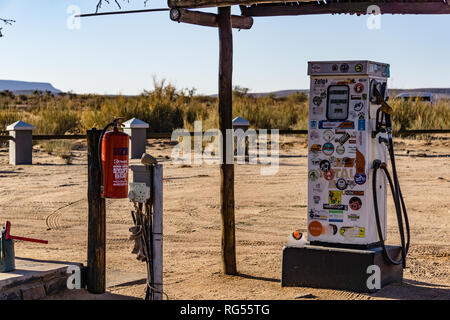 Fish River Canyon, la Namibie - 07,28.2018, vieille station d'essence avec des tas de boutons dans le désert de Namibie à l'été Banque D'Images