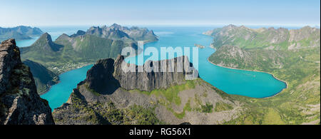 Vue sur l'île de Husöy Örnfjord, fjord, falaise, Fjordgard Keipan, village de montagne, vue de l'île, Grytetippen Senja, Troms, Norvège Banque D'Images