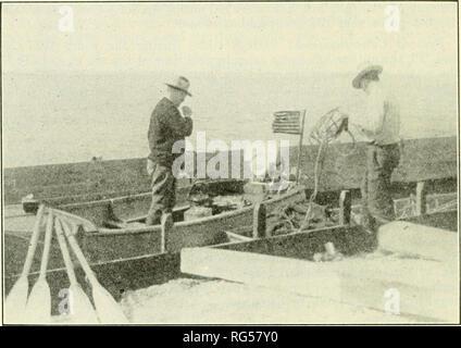 . Chasse et pêche de la Californie. Pêche -- Californie ; jeu et jeu-oiseaux -- Californie ; Poissons -- Californie ; groupes de population animale ; pêches ; gibier, poissons. 220 CALIFORNIA FISH AND GAME CONTENU CHIMIQUE DE L'EAU Toute étude des organismes vivants de la mer serait incomplète si elle n'a pas également inclure l'analyse chimique de l'eau. De 1907 à 1913, le United States Geological Survey a fait plusieurs. Fig. 73. Pour la senne boule après Commission biologique du lac Salton. Photographie par George A. Coleman, le 21 mars 1929. Les analyses de l'eau. Le rapport n° 193 Carnegie pour le 13 juin, Banque D'Images