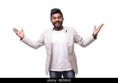 Portrait d'homme barbu indien hipster soulevées mains isolé sur fond blanc Banque D'Images