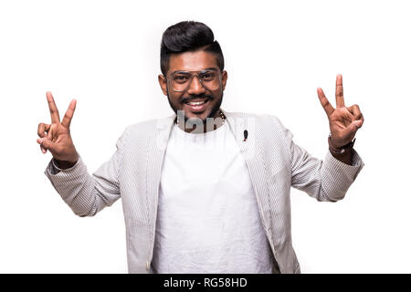 Bel homme hipster indiens montrant v-sign on white background Banque D'Images
