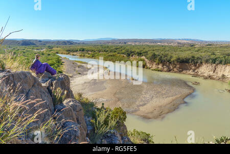 Randonnée le long du Rio Grande dans le Parc National de Big Bend, Texas, Banque D'Images