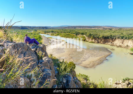 Randonnée le long du Rio Grande dans le Parc National de Big Bend, Texas, Banque D'Images