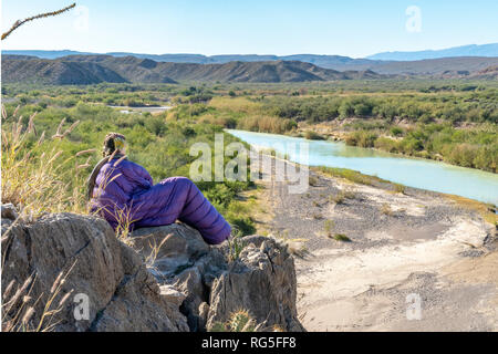 Randonnée le long du Rio Grande dans le Parc National de Big Bend, Texas, Banque D'Images