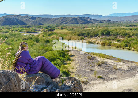 Randonnée le long du Rio Grande dans le Parc National de Big Bend, Texas, Banque D'Images