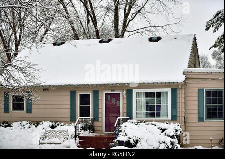 L'Elgin, Illinois, USA. Une maison montrant les effets d'une tempête de neige dans le nord-est du centre-ouest de l'Illinois. L'hiver peut être sévère dans le Midwest américain Banque D'Images