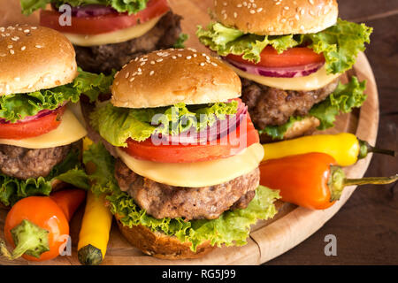 Mini-hamburgers faits maison sur planche de bois Banque D'Images