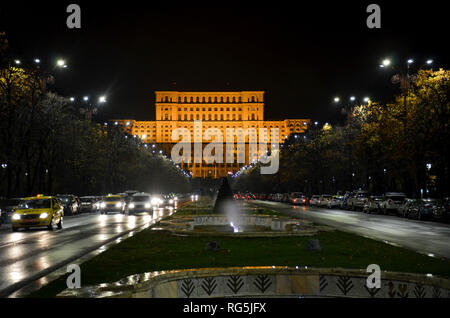 Boulevard de l'Union et le Palais du Parlement, le plus grand bâtiment administratif du monde, terminé en 1997, Bucarest, Roumanie, Novembre 2018 Banque D'Images