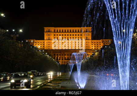 Boulevard de l'Union et le Palais du Parlement, le plus grand bâtiment administratif du monde, terminé en 1997, Bucarest, Roumanie, Novembre 2018 Banque D'Images