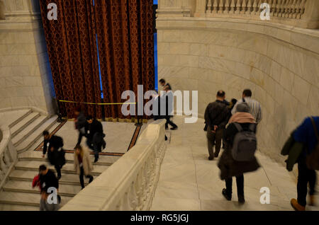 Les visiteurs pour une visite du Palais du Parlement, le plus grand bâtiment administratif, terminé en 1997, Bucarest, Roumanie, Novembre 2018 Banque D'Images