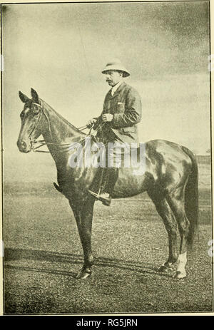 . Paperchasing Calcutta records. Les chevaux, Steeplechasing -- l'Inde ; la chasse au renard -- l'Inde. Dr W. Forsyth oa Corydon.. Veuillez noter que ces images sont extraites de la page numérisée des images qui peuvent avoir été retouchées numériquement pour plus de lisibilité - coloration et l'aspect de ces illustrations ne peut pas parfaitement ressembler à l'œuvre originale.. Sabretache, b. 1867. Calcutta : Thacker, Spink Banque D'Images