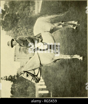 . Paperchasing Calcutta records. Les chevaux, Steeplechasing -- l'Inde ; la chasse au renard -- l'Inde. . Veuillez noter que ces images sont extraites de la page numérisée des images qui peuvent avoir été retouchées numériquement pour plus de lisibilité - coloration et l'aspect de ces illustrations ne peut pas parfaitement ressembler à l'œuvre originale.. Sabretache, b. 1867. Calcutta : Thacker, Spink Banque D'Images