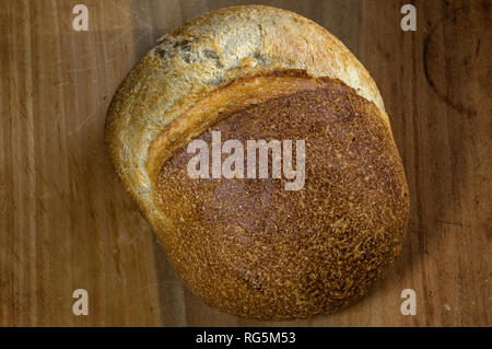 Pain au levain sur pâte antique conseil. Il est fait par pâte fermentée à l'aide de lactobacilles naturels et la levure. Banque D'Images