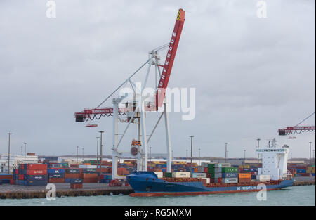 Le porte-conteneurs Aldebaran J accosté au terminal des flandres chargé avec des conteneurs de transport, Dunkerque, France. Banque D'Images