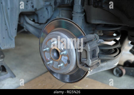 Les freins à disque de véhicule, rotor, l'étrier, et plaquettes Banque D'Images