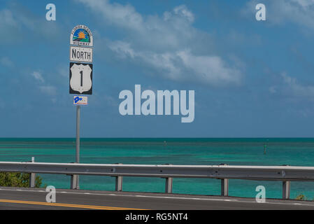 Inscrivez-vous sur la route pour la Floride Scenic Highway North 1, de l'Overseas Highway aux Keys de la Floride, avec la mer et le ciel en arrière-plan. Banque D'Images