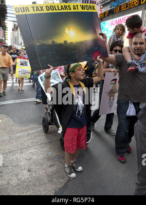 USA : New York, NY. Pro-Palestinian démonstration à Times Square pour protester contre les attaques israéliennes contre Gaza, 25 juillet 2014. Banque D'Images