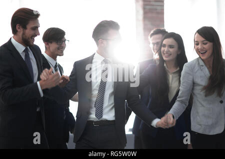 Portrait of businessman menant son équipe, à l'office. Banque D'Images