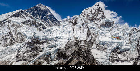 Everest - le plus haut sommet de la Terre , située à la frontière du Népal et du Tibet. L'hélicoptère de sauvetage sur un fond de glaciers et de roches. Banque D'Images