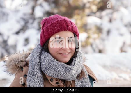 Portrait d'une jeune femme belle en hiver. Banque D'Images