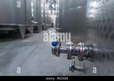 Réservoir de fabrication du vin détails dans une vinerie moderne Banque D'Images