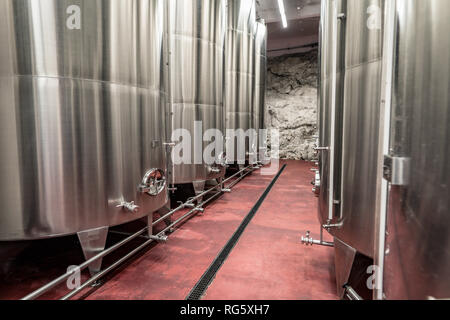 Intérieur d'une cave moderne du vin dans les réservoirs en aluminium Banque D'Images