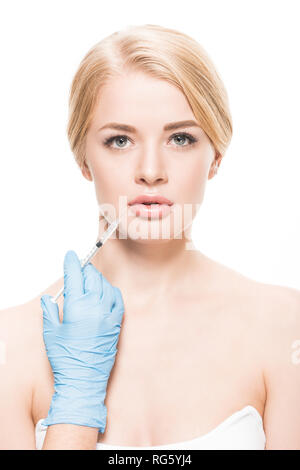 Belle jeune femme qui reçoit l'injection en beauté face à huis clos isolated on white Banque D'Images