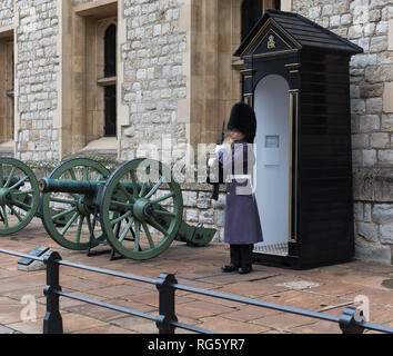 Londres, Royaume-Uni - 24 NOVEMBRE 2018 : garde royale dans la Tour de Londres. Jeune soldat garde joyaux de la Couronne. L'automne Banque D'Images