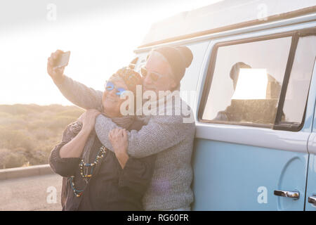 Heureux vieux senior adult couple Profitez et amusez-vous avec l'amour en vacances et loisirs en plein air, à l'aide de smart moderne ph0ne à prendre photo Banque D'Images
