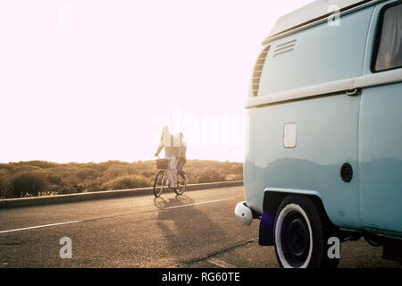 Beau jeune couple concept fou heureux profiter ensemble ona même vélo comme les jeunes - pas de limite l'âge de personnes jouent sur la route avec le coucher du soleil à backgrou Banque D'Images