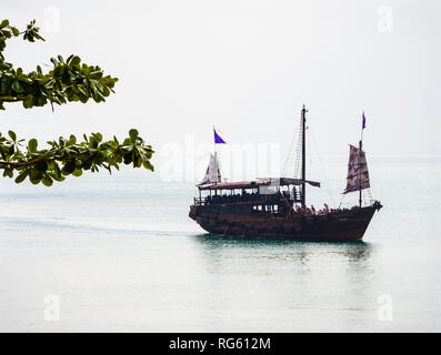 Journée brumeuse arrivée de l'Aqua Luna II junk dans Stanley Bay, Hong Kong Banque D'Images