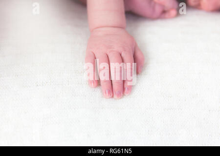 Close-up of a newborn baby girl's hand Banque D'Images