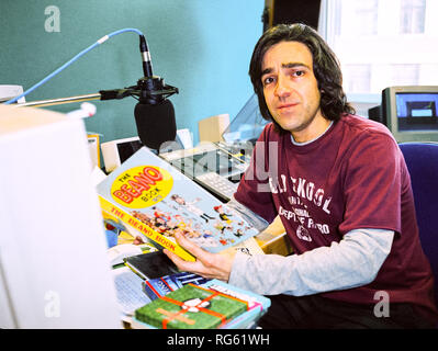 Andrew Collins, auteur anglais et diffuseur photographié à la BBC 6 music studios,27 octobre 2003, Londres, Angleterre, Royaume-Uni. Banque D'Images