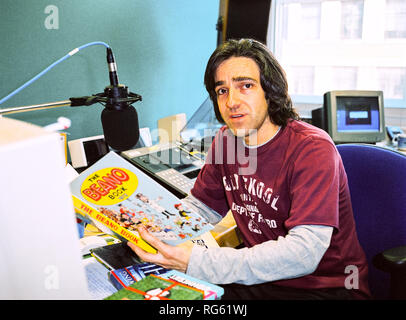 Andrew Collins, auteur anglais et diffuseur photographié à la BBC 6 music studios,27 octobre 2003, Londres, Angleterre, Royaume-Uni. Banque D'Images
