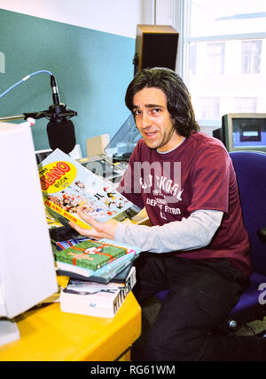 Andrew Collins, auteur anglais et diffuseur photographié à la BBC 6 music studios,27 octobre 2003, Londres, Angleterre, Royaume-Uni. Banque D'Images