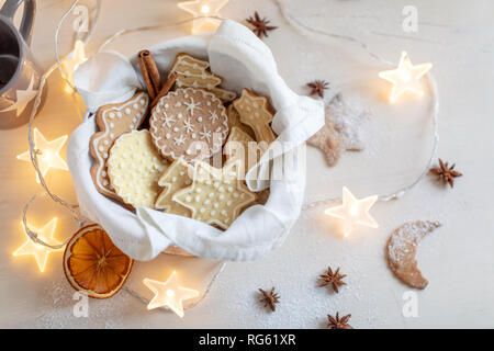 Bol rempli avec Noël gingerbread cookies Banque D'Images