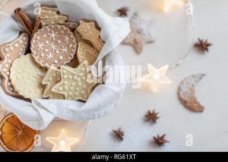 Bol rempli avec Noël gingerbread cookies Banque D'Images