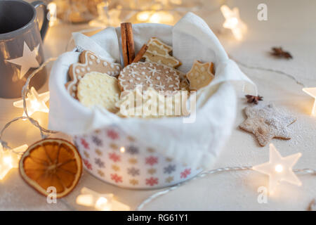 Bol rempli avec Noël gingerbread cookies Banque D'Images