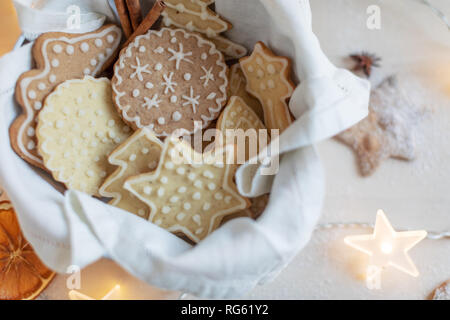 Bol rempli avec Noël gingerbread cookies Banque D'Images