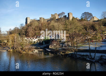 Ludlow, Shropshire, au Royaume-Uni. Vue d'hiver de l'autre côté de la rivière Teme au Norman reste de Ludlow Castle Banque D'Images