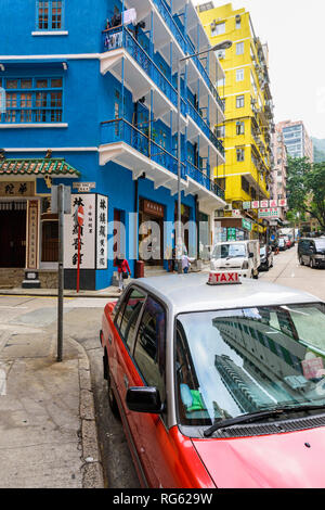 Hong Kong Taxi près de la Maison Bleue cluster sur Stone Nullah Lane, Wan Chai, Hong Kong Banque D'Images