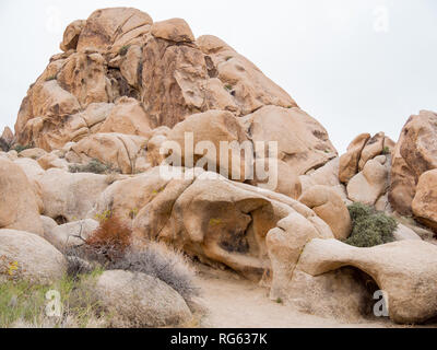 D'énormes rochers dans le parc national de Joshua Tree à la California, United States Banque D'Images